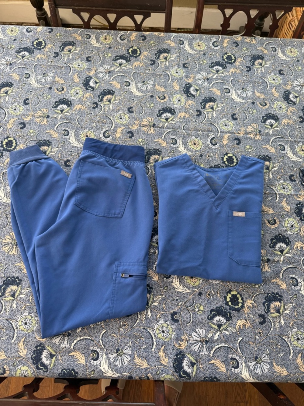 Women’s figs scrubs blue XXS top and XS bottom